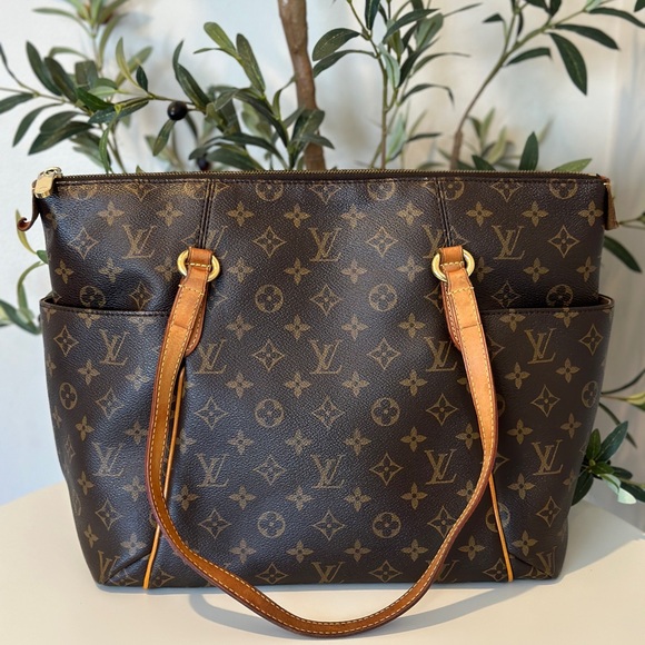 Louis Vuitton Handbags - Louis Vuitton Totally MM